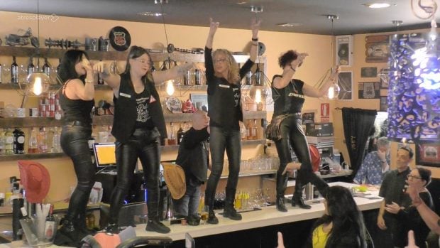 Las cocineras y camareras de La dulce Harley se suben a bailar a la barra (Atresmedia).