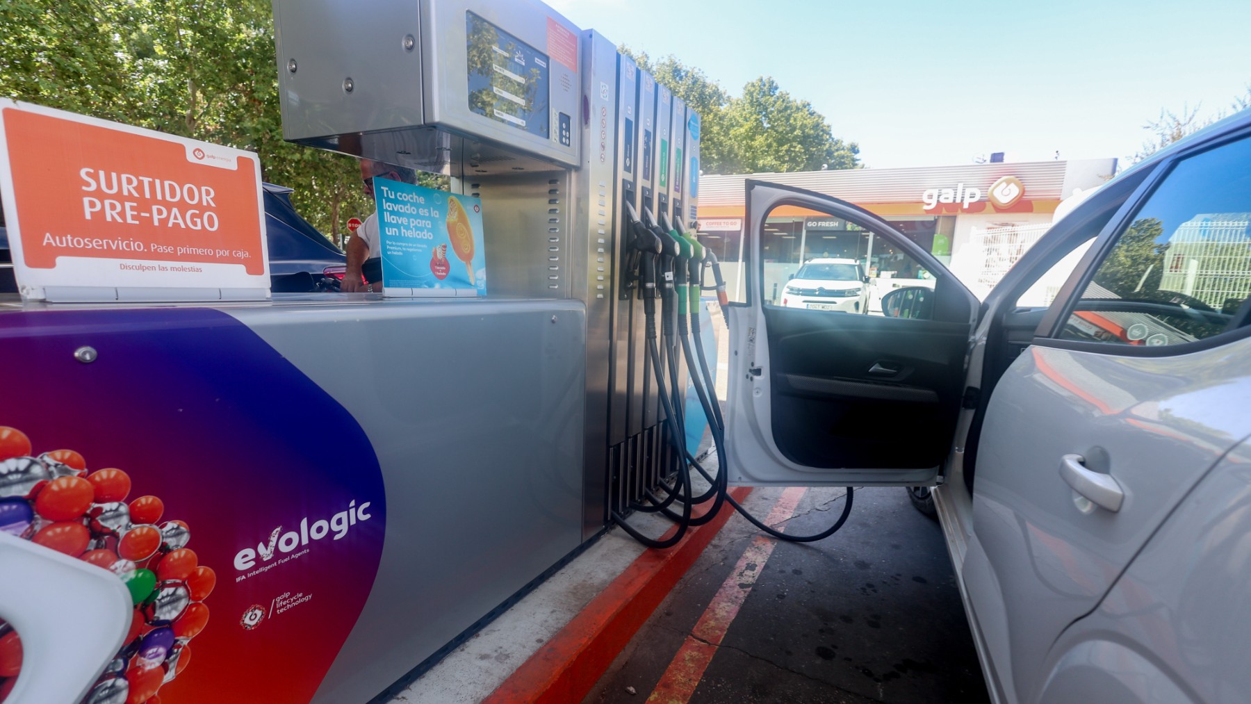 Un coche aparcado en una gasolinera. (EP)