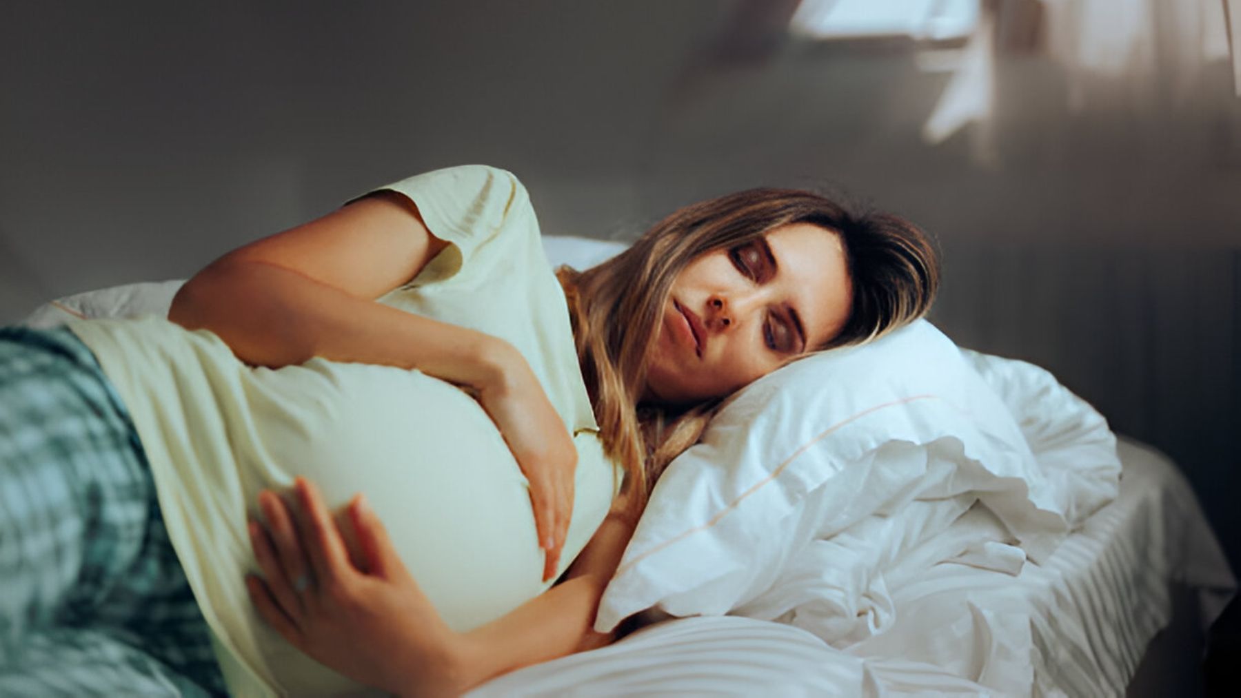 Mujer embarazada durmiendo.