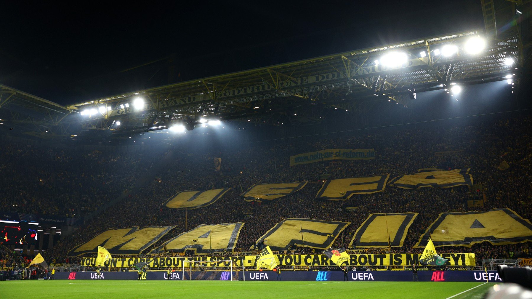 El mosaico de los aficionados del Dortmund. (Getty)