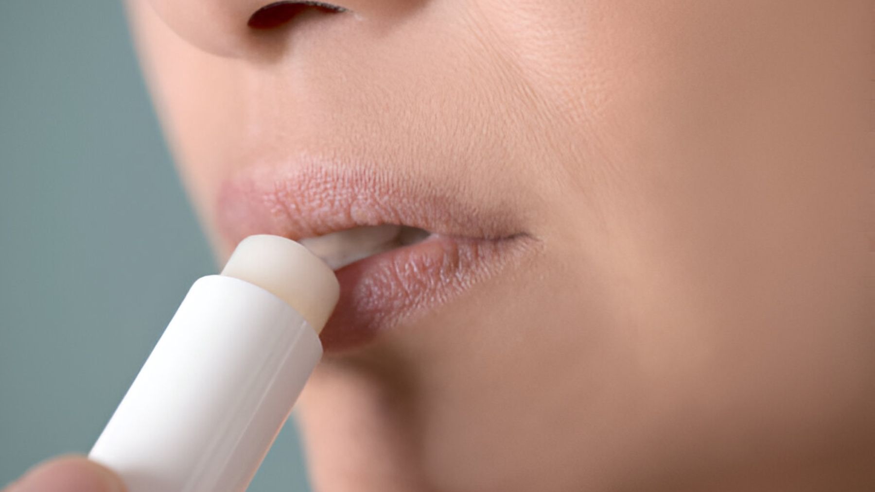 Mujer poniéndose protector labial.