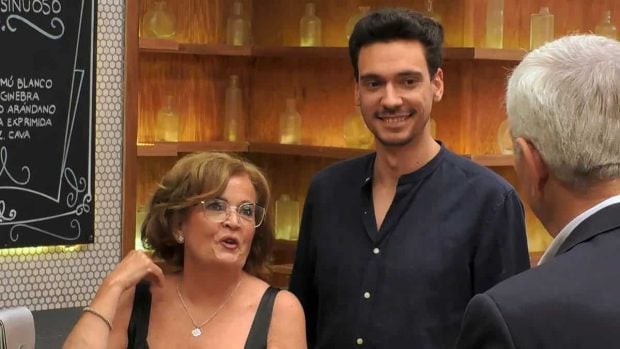 Pepi y su hijo Alejandro en 'First Dates'. (Mediaset)