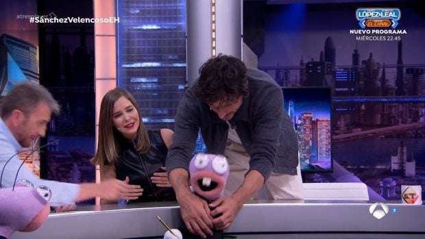 Andrés Velencoso ha vuelto a El Hormiguero junto a Natalia Sánchez para promocionar su nueva serie en Disney + (Atresmedia).