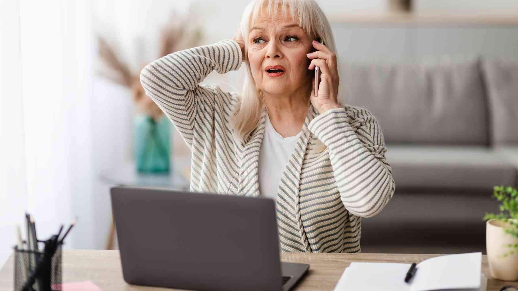 Una mujer hablando por teléfono.