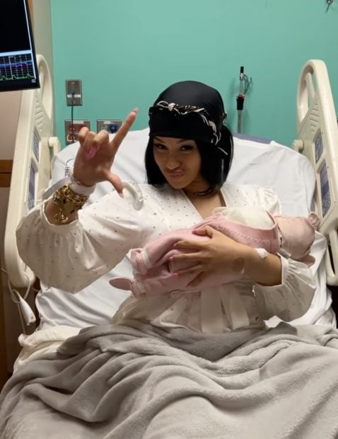 Cardi B presenta a su nueva hija. (Instagram)