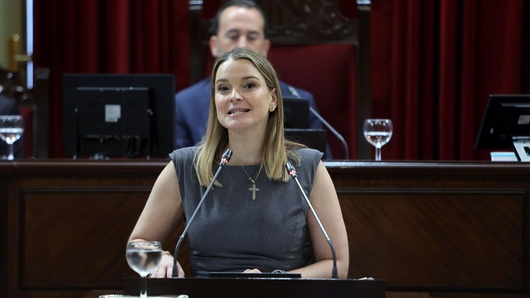 Marga Prohens en la tribuna del Parlament. (EP)