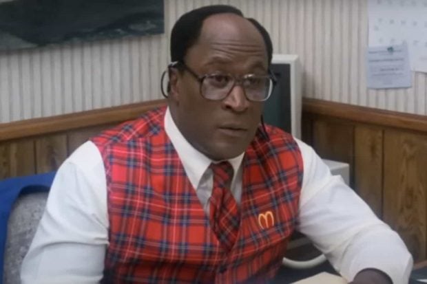 John Amos en una de las ficciones en las que trabajó.