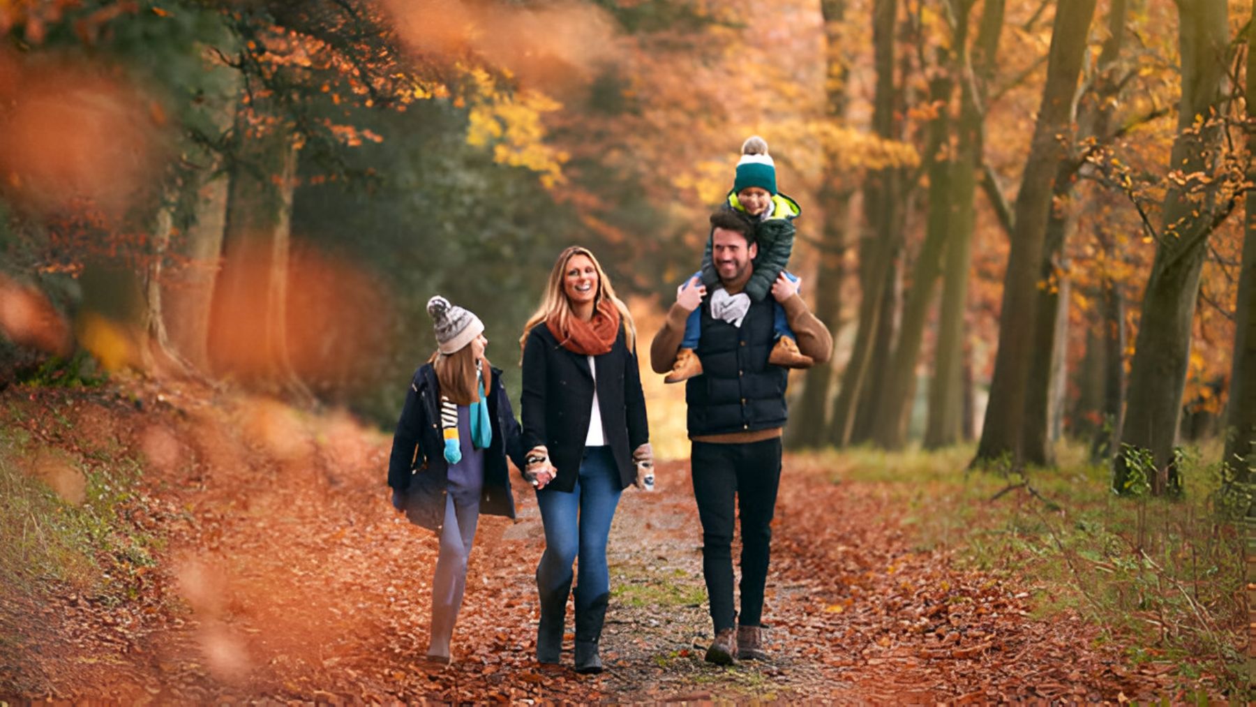 Familia paseando en otoño.