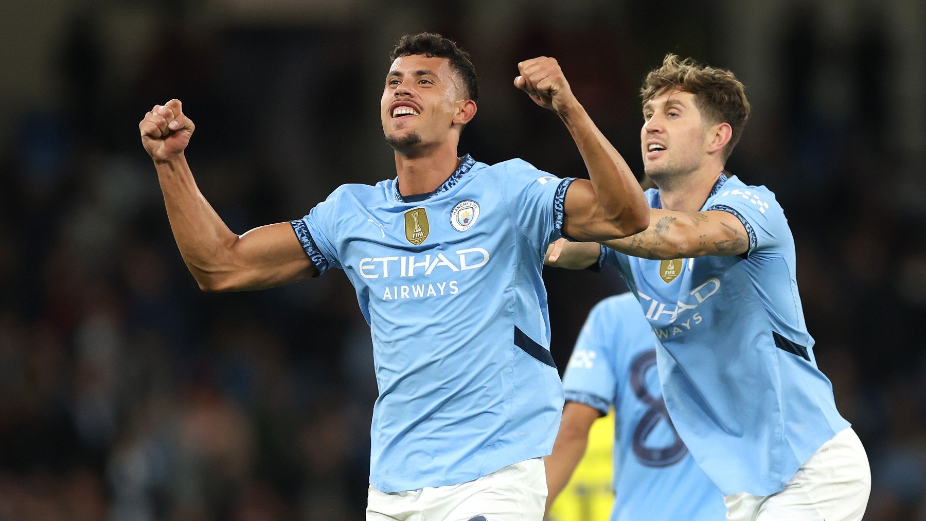 Matheus Nunes celebra un gol junto a Stones. (Getty)