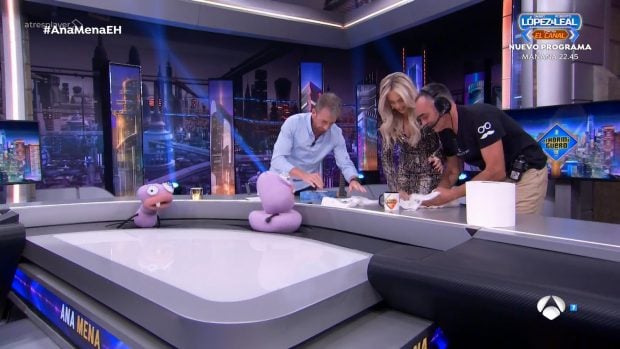 El equipo de producción de El Hormiguero ha corrido para secar la mesa tras el accidente de Ana Mena con una taza (Atresmedia).