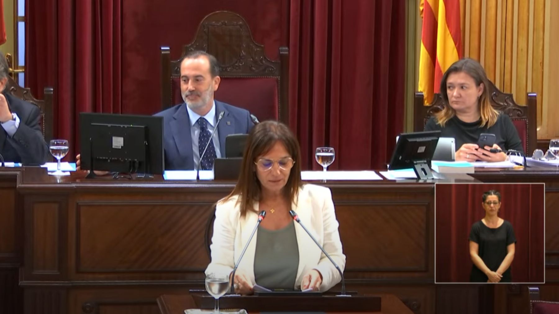 Manuela Cañadas, portavoz de Vox, en la tribuna del Parlament.