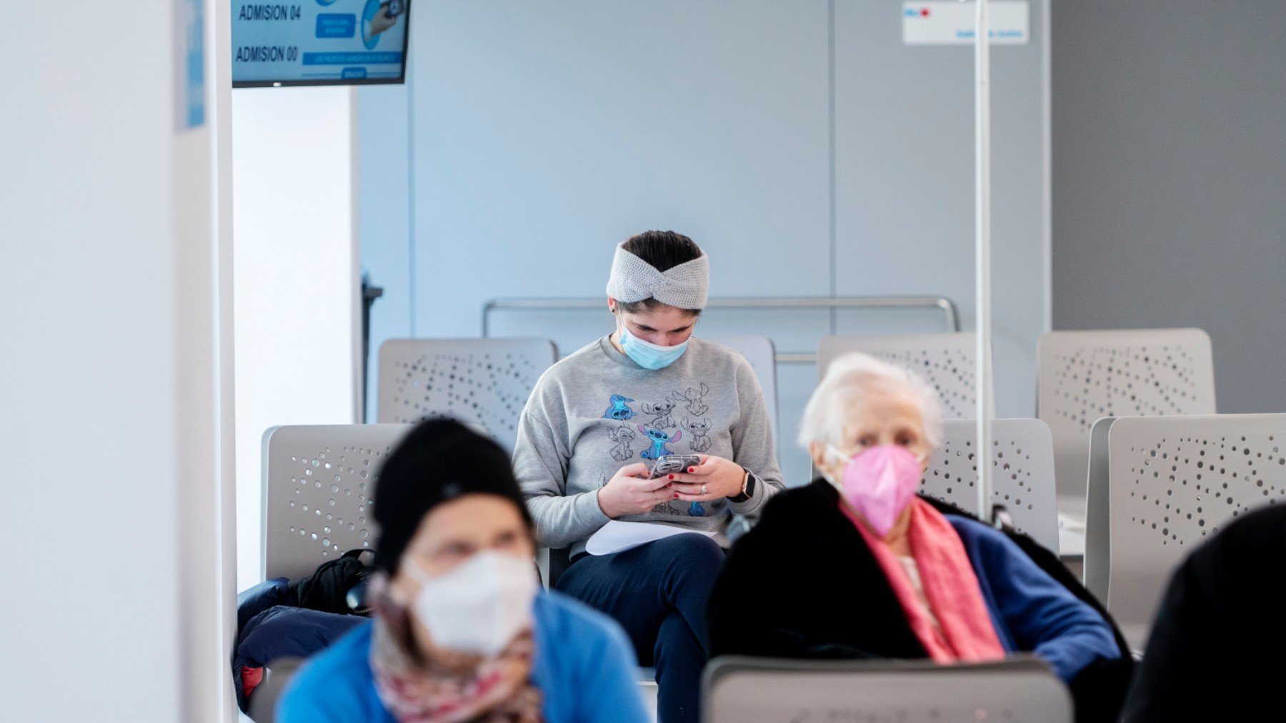 Varias mujeres en Urgencias con mascarilla: (Foto: Ep)