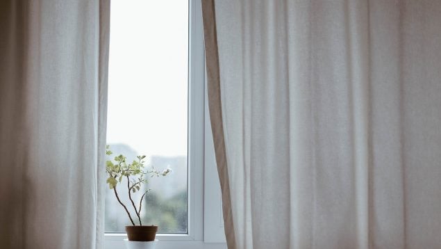 El truco casero para limpiar las ventanas de casa en segundos.