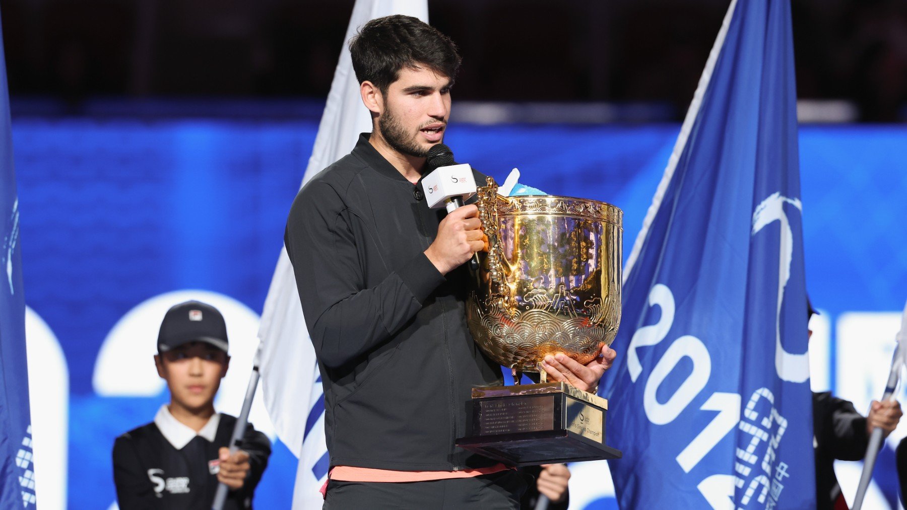 Carlos Alcaraz con el trofeo del ATP 500 de Pekín. (Getty)