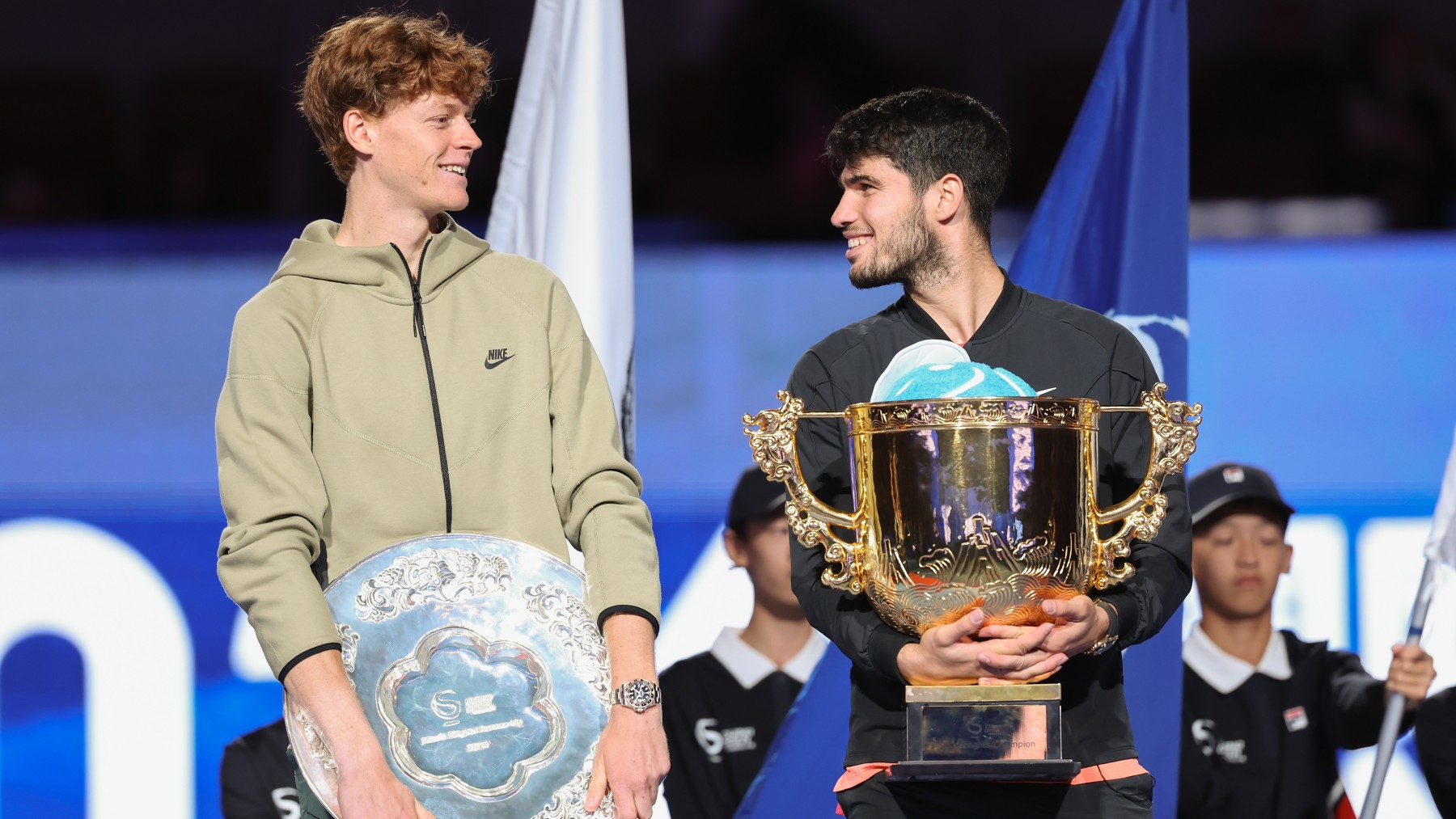 Carlos Alcaraz y Jannik Sinner, tras la final de Pekín. (Getty)