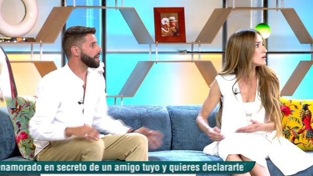 Edu y Tania, invitados de El Diario de Jorge, preocupados por lo sucedido en plató. (Mediaset)