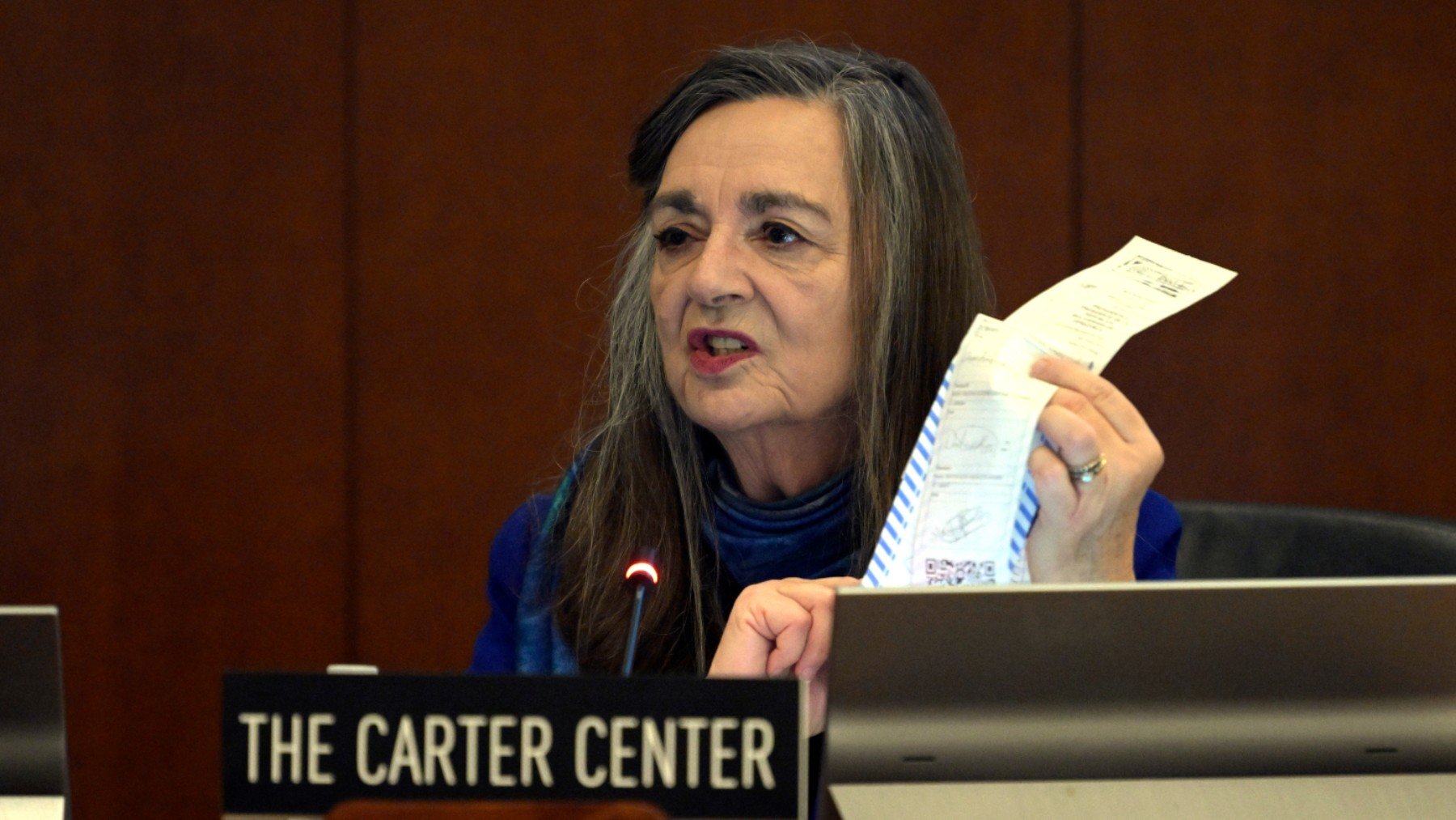 La asesora principal para América Latina del Centro Carter, Jennie Lincoln, muestra una acta electoral. (Foto: Efe)