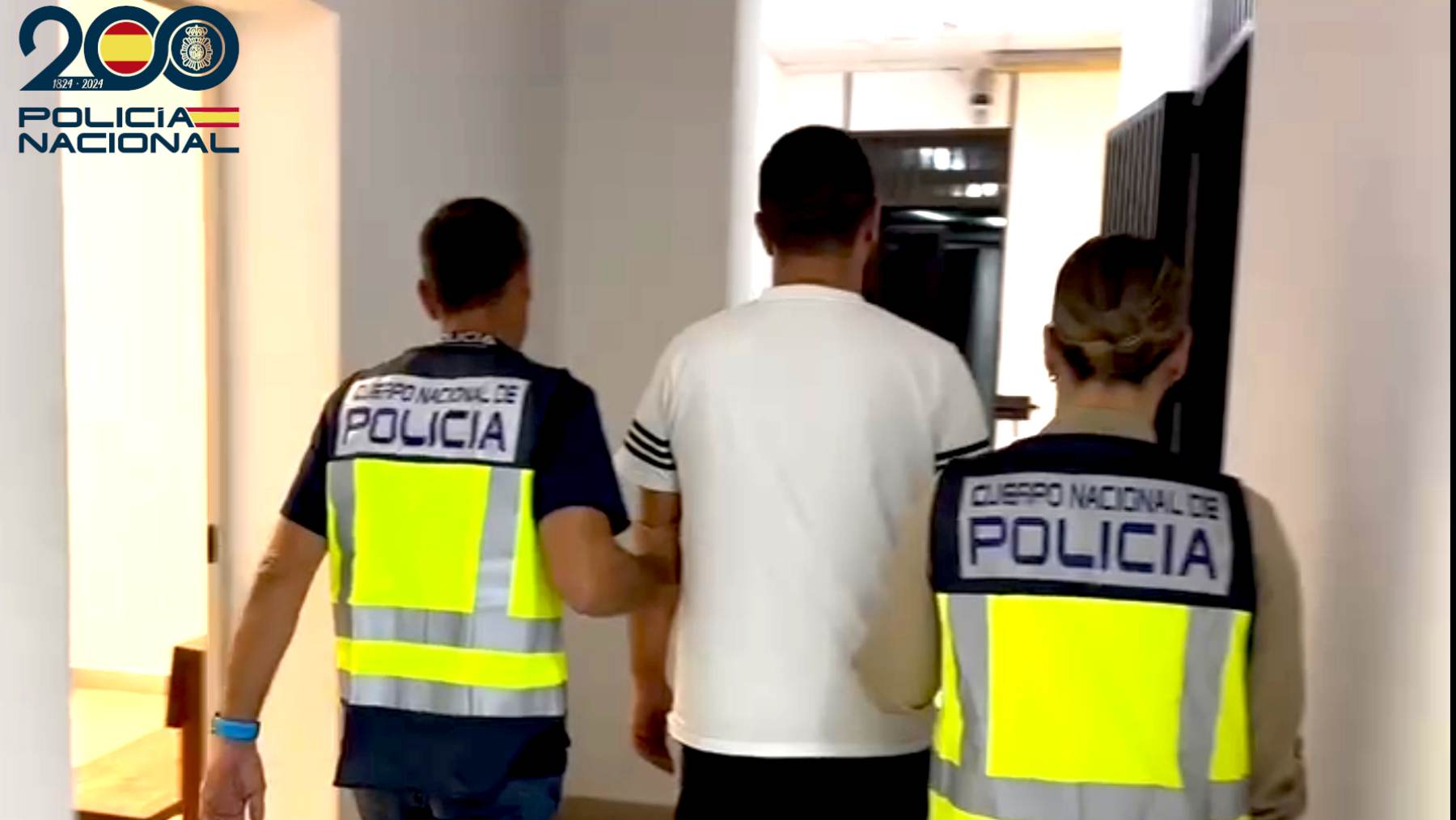 Imagen del detenido cuando es trasladado a dependencias policiales.