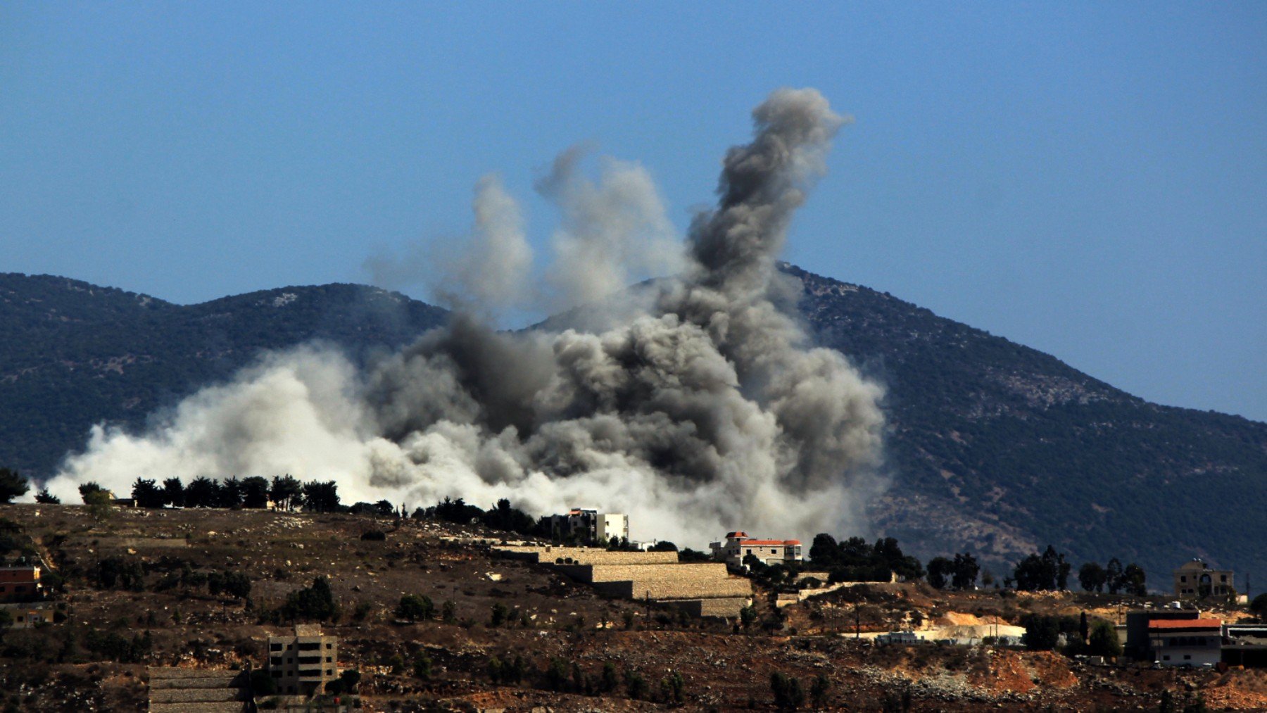 Una explosión en la frontera de Líbano con Israel.