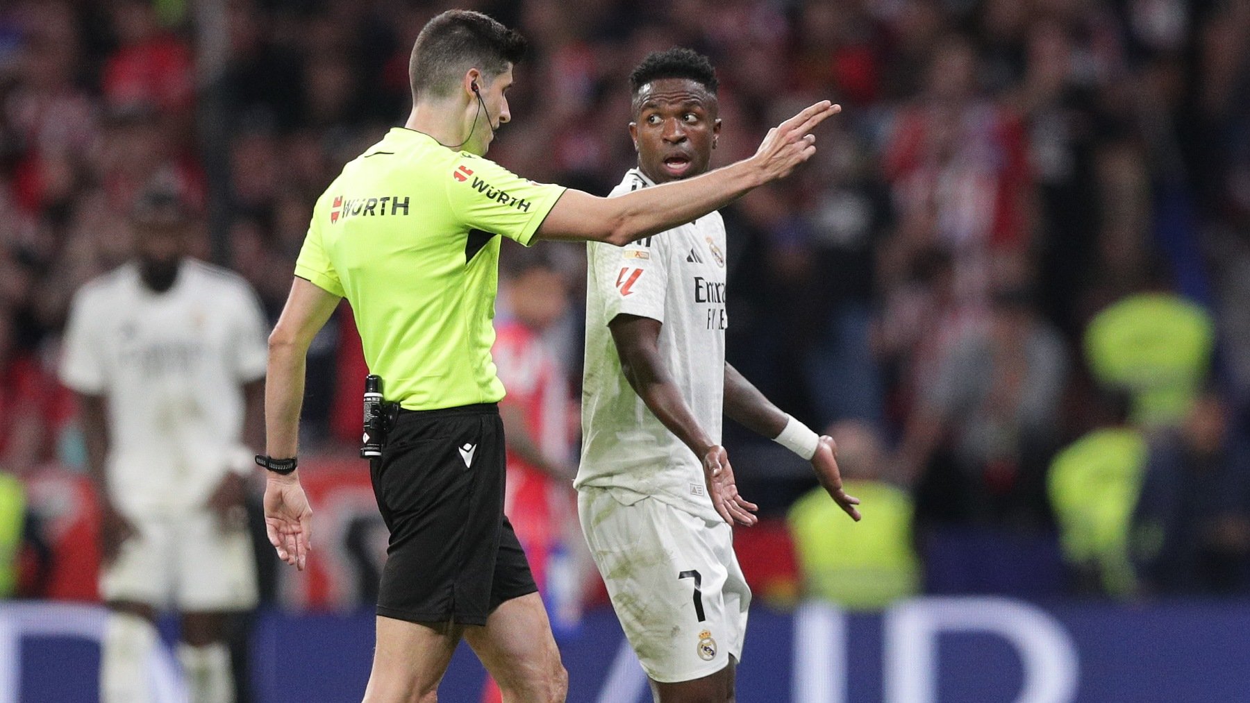 Busquets Ferrer con Vinicius en el derbi. (Getty)