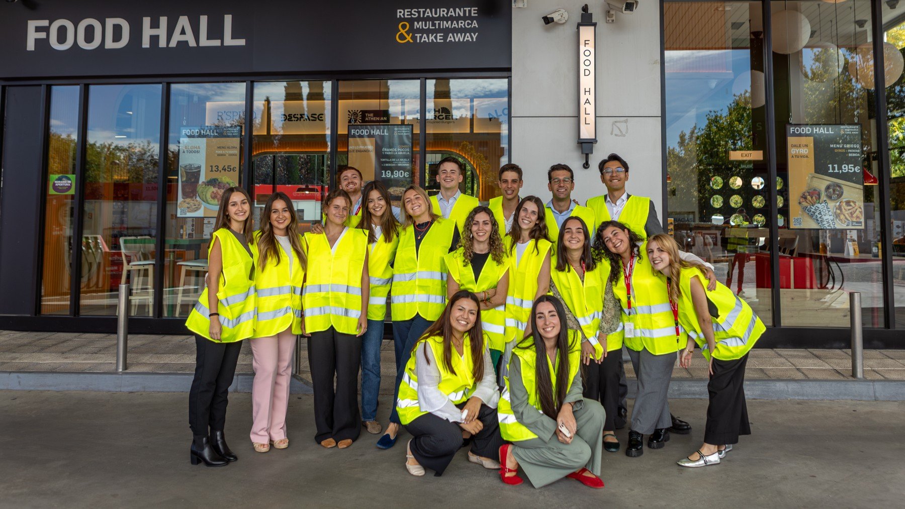 Jornada de bienvenida del nuevo grupo de Challenging U en el Food Hall de la Estación de Servicio Cepsa El Bercial, Madrid