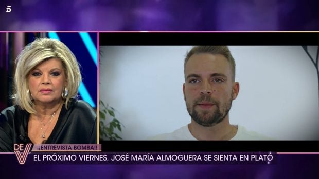 José María Almoguera se sienta por primera vez en directo en el plató de De viernes (Mediaset).