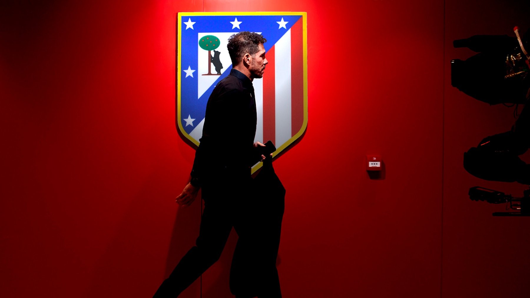 Simeone, yendo a una rueda de prensa.