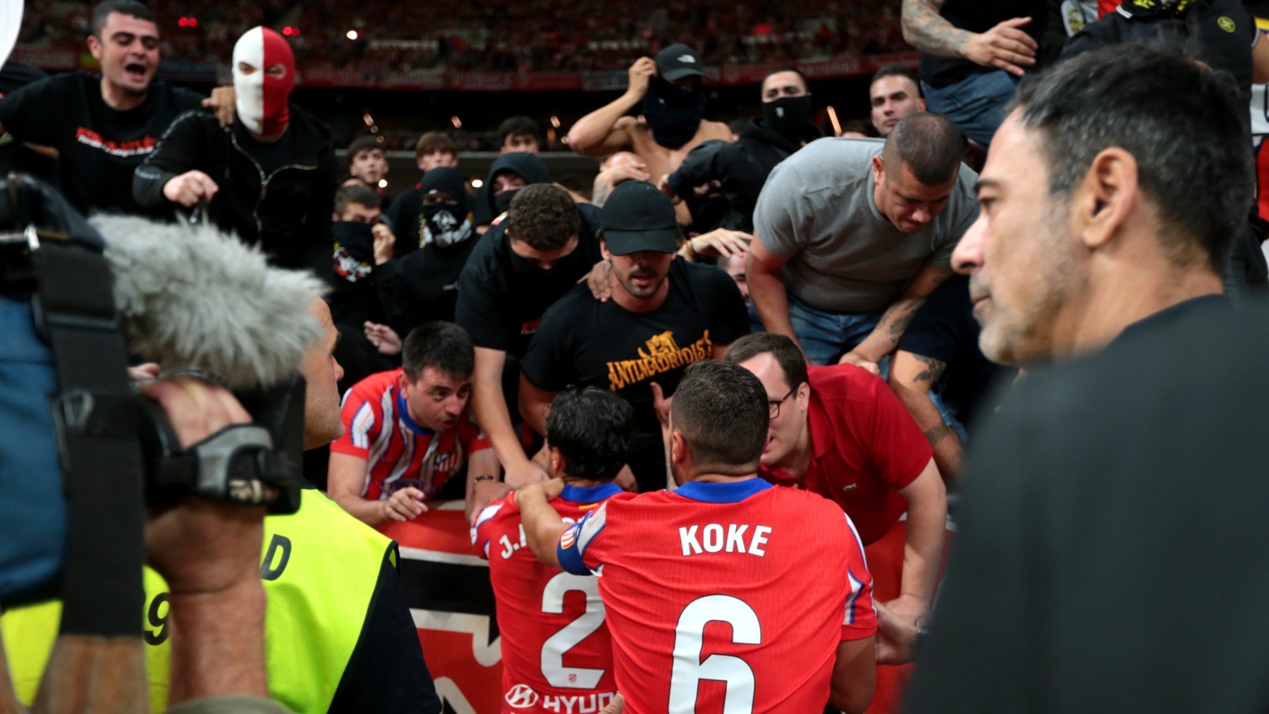 Los ultras del Atlético, hablando con Koke y Giménez en el derbi. (Getty)