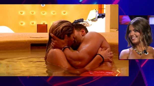 Elsa visualiza el nuevo vídeo de Violeta y Edi en Gran Hermano. (Mediaset)