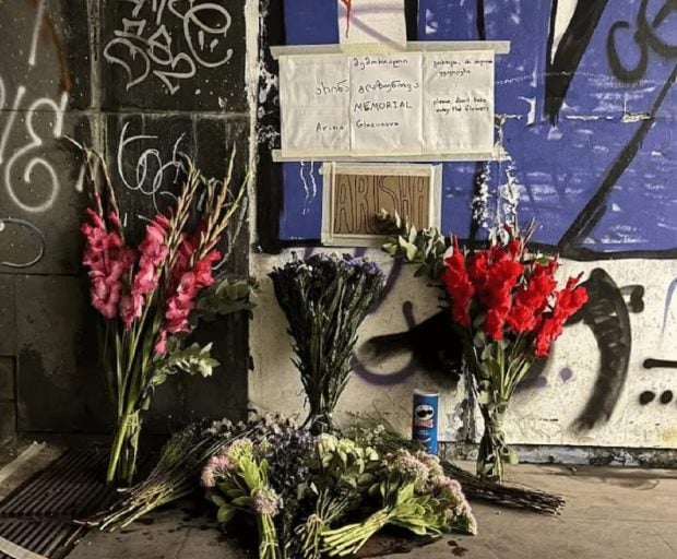 La estación en la que murió la 'tiktoker' Arina Glazunova se ha llenado de flores en su recuerdo (TikTok).