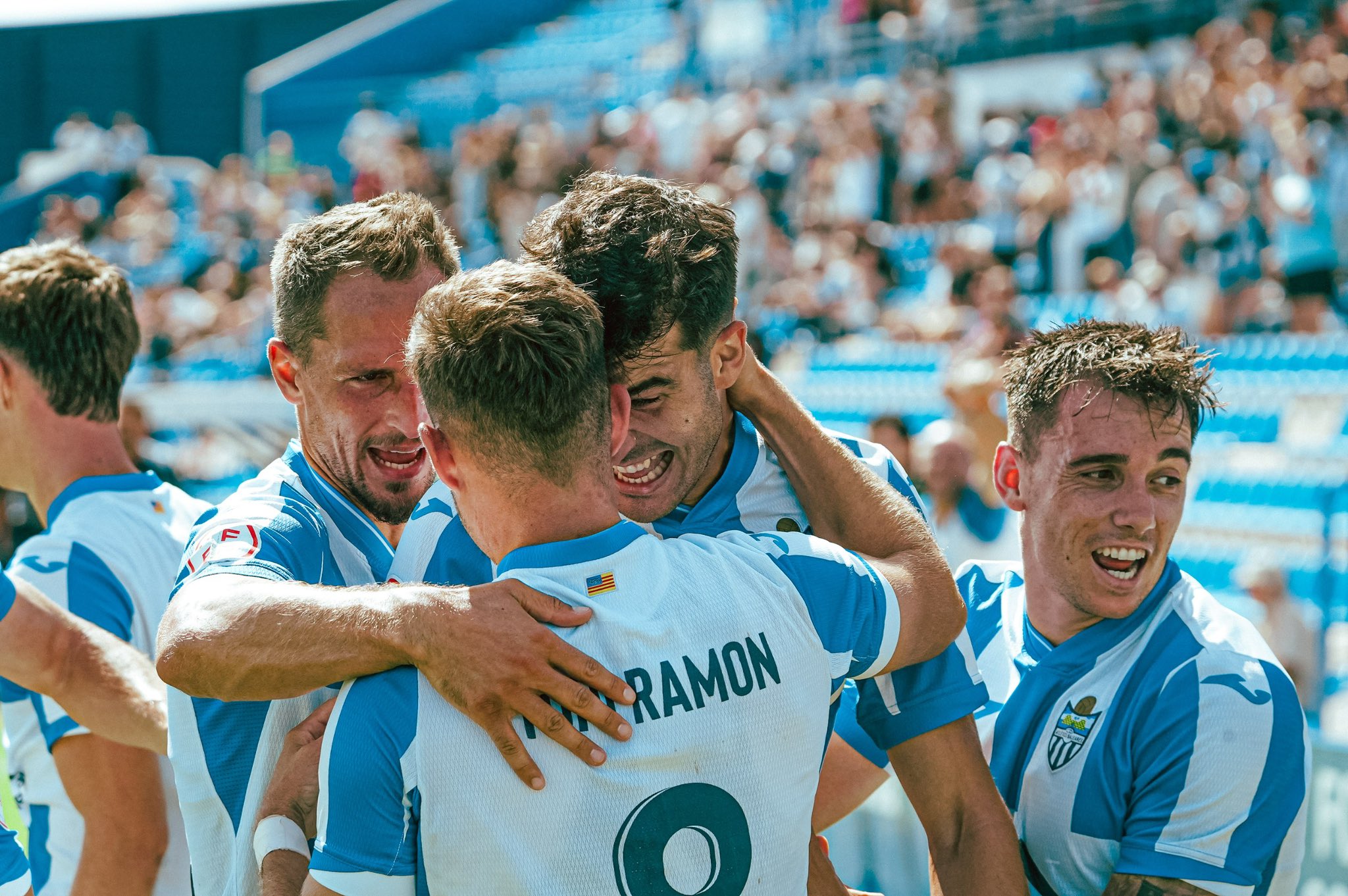 Jugadores del Atlético Baleares celebran un gol en el Estadio Balear.