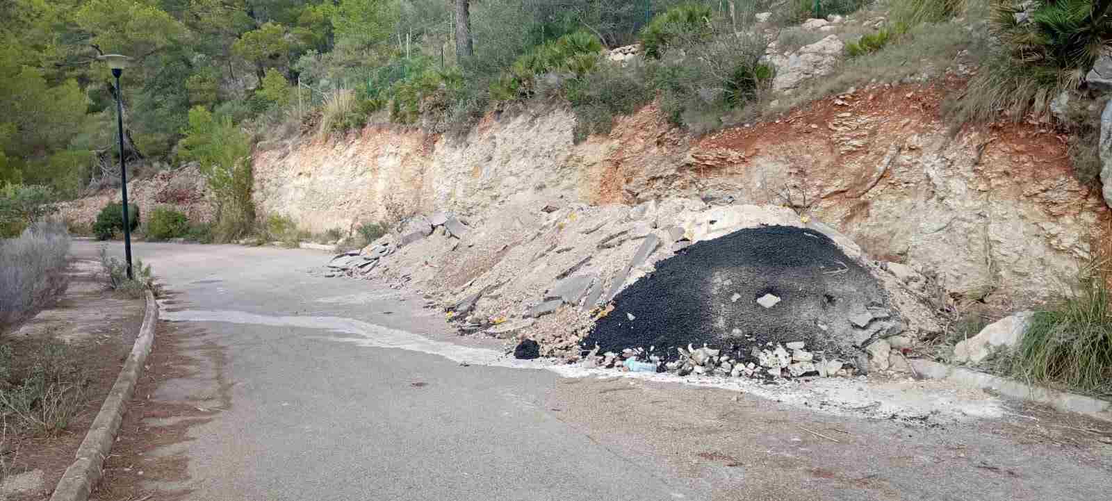 Vertido de escombros en el Puerto de Andratx.