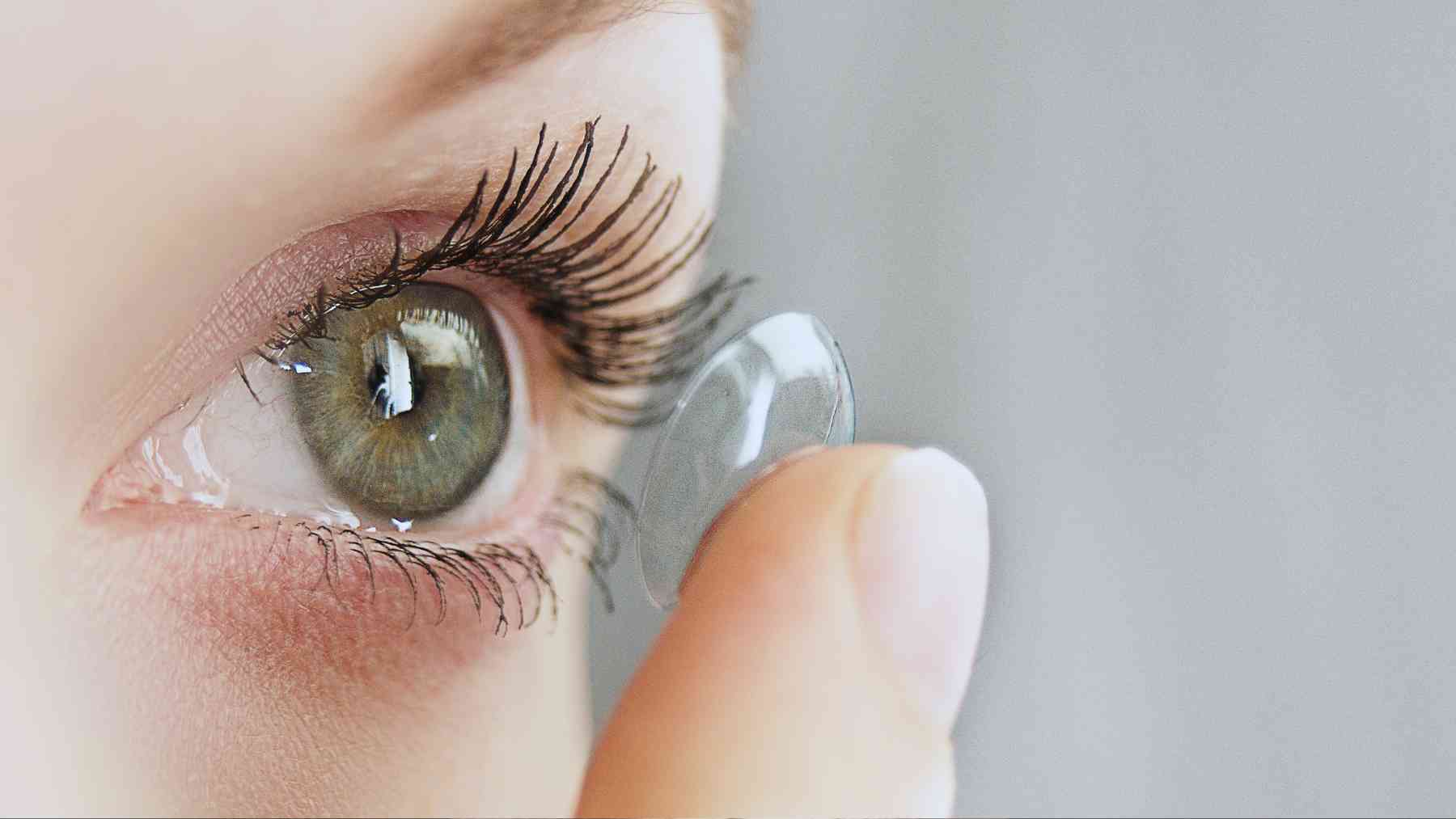 Una mujer poniéndose las lentillas.