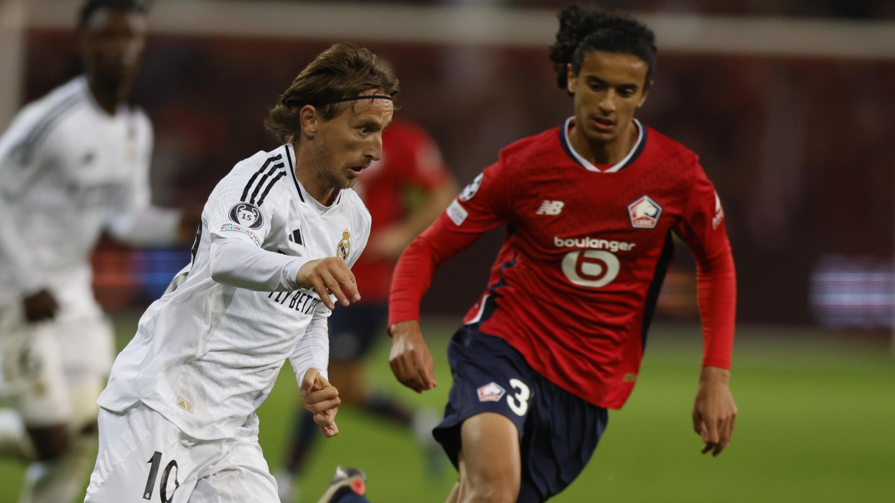 Bouaddi contra Modric. (EFE)