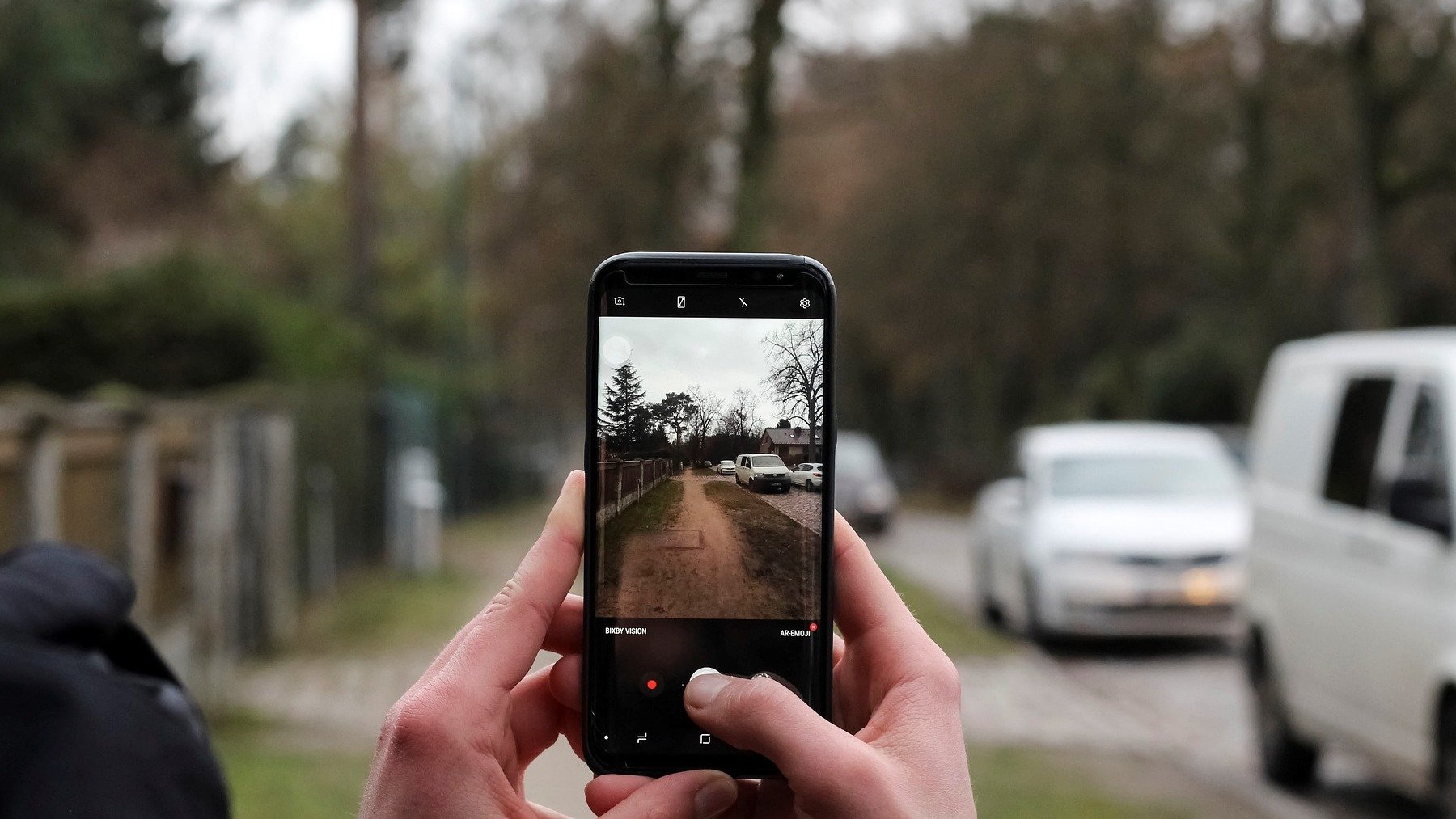 Un hombre hace una foto con el móvil.