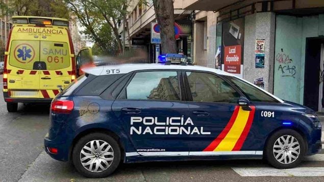 Una ambulancia y un coche de la Policía Nacional.