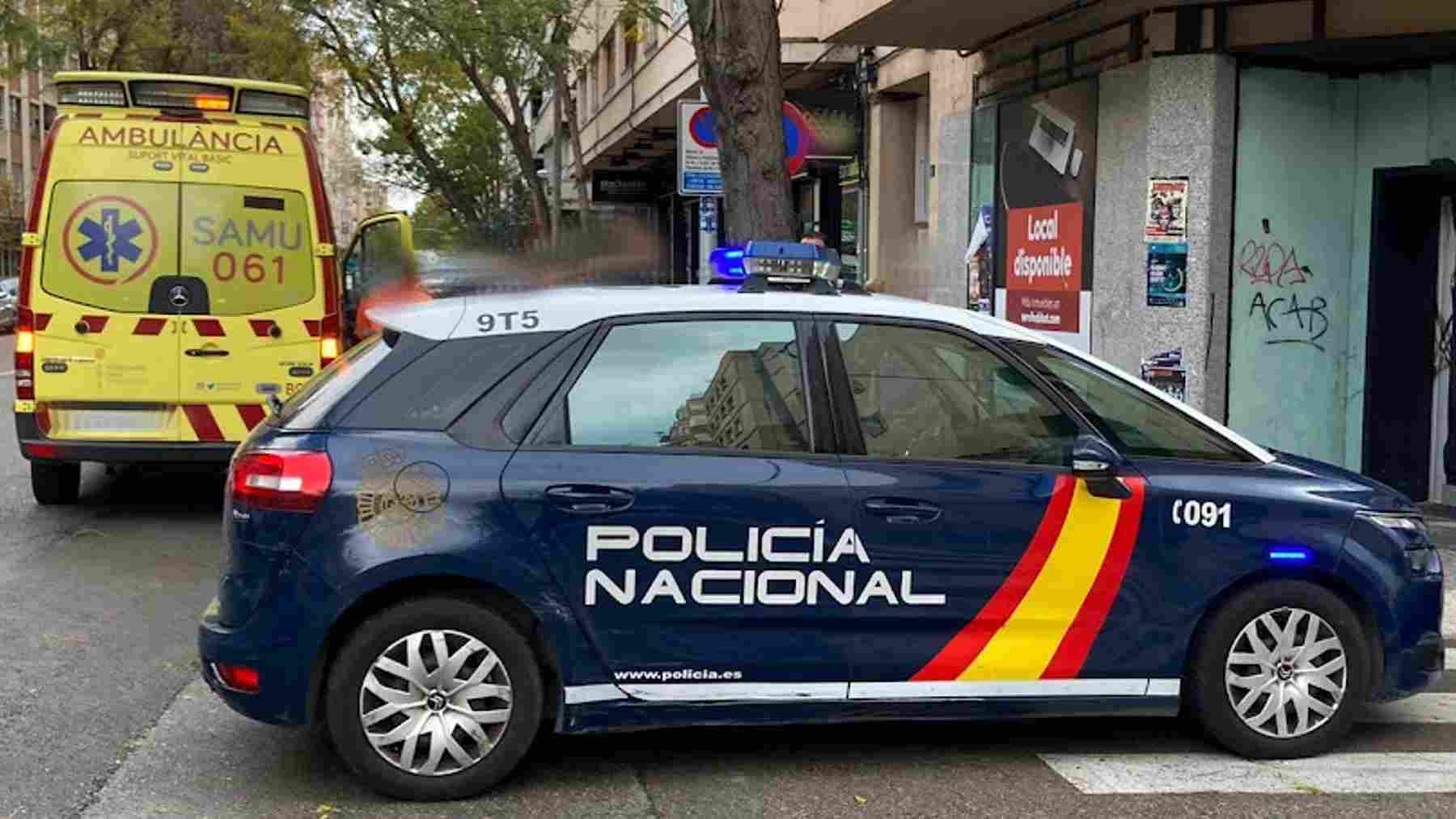 Una ambulancia y un coche de la Policía Nacional.