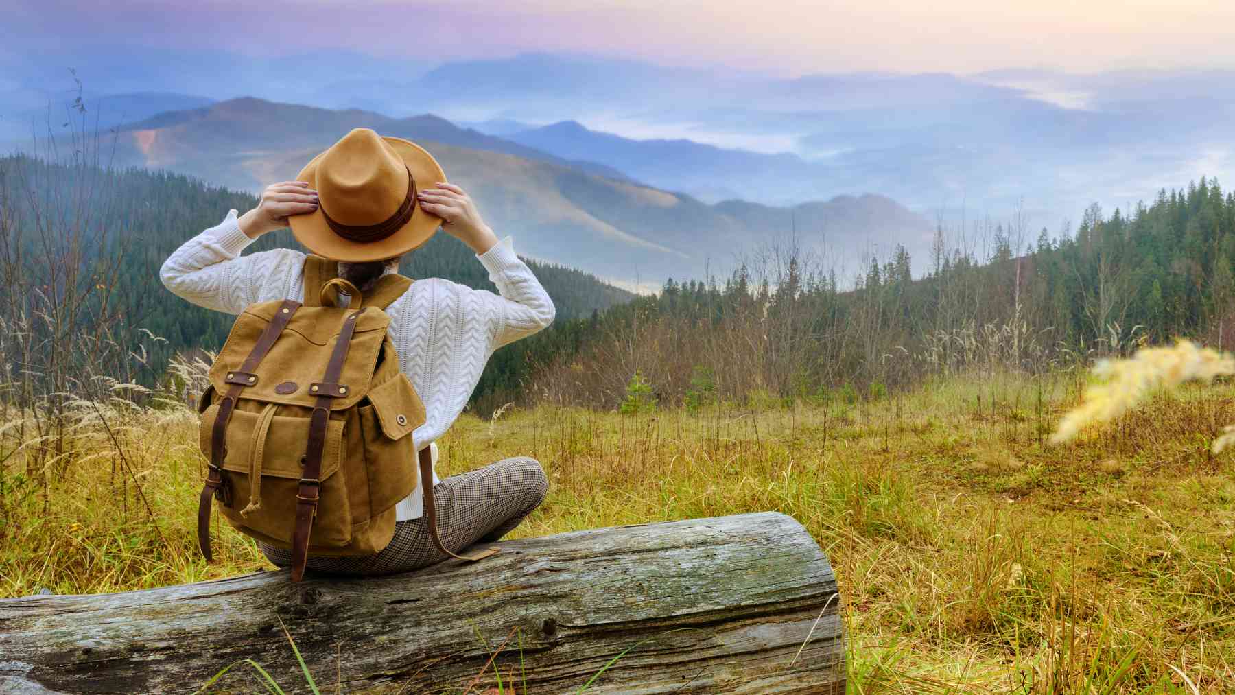 Una joven en la montaña.