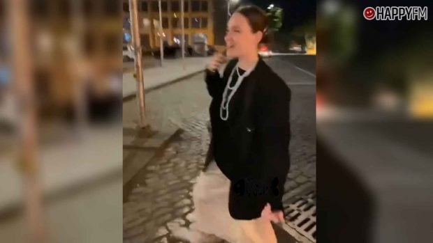 Arina Glazunova caminaba tranquila mientras grababa un vídeo para TikTok antes de morir al caer por unas escaleras (TikTok).