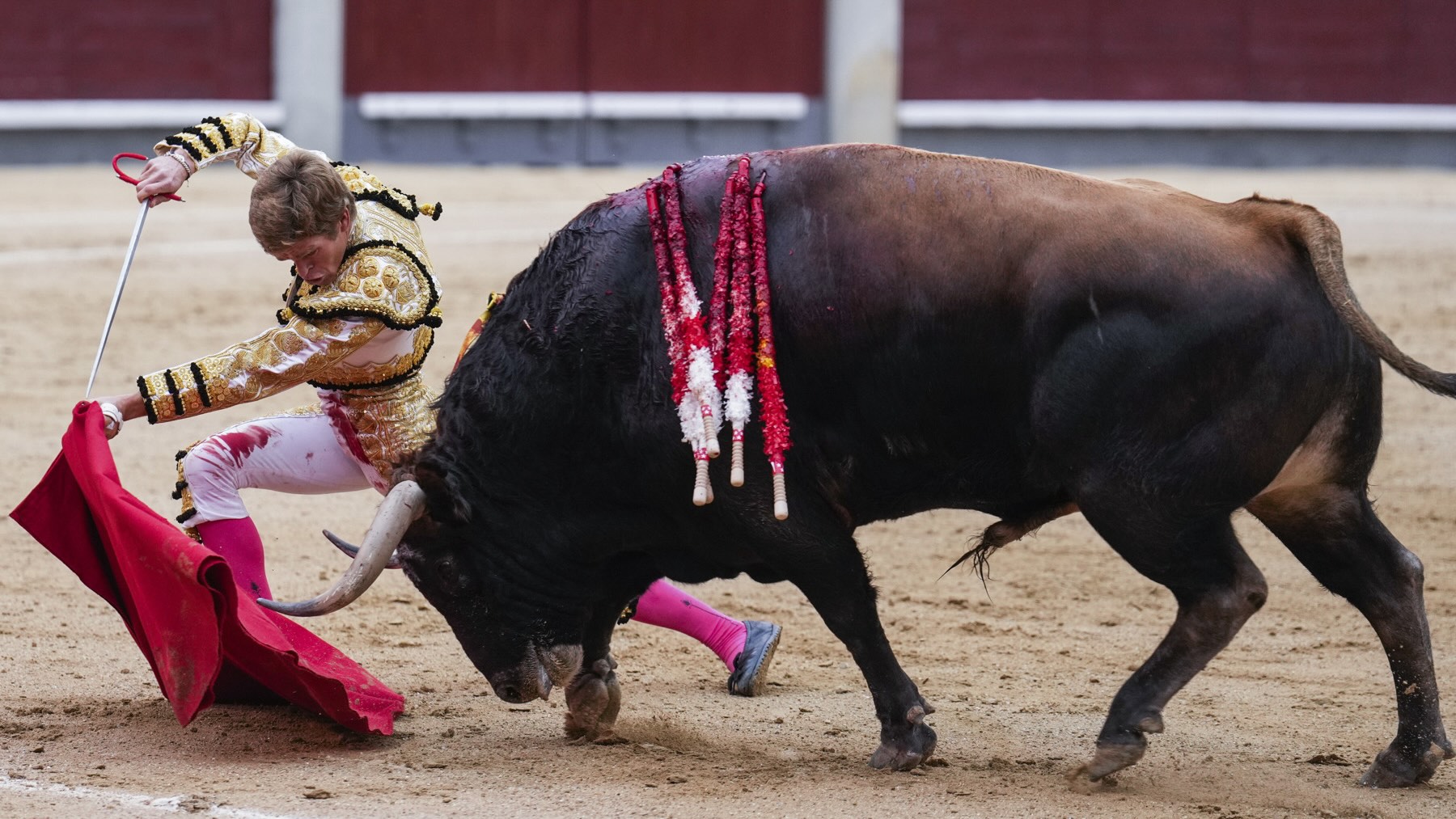 Borja Jiménez, en la faena que le valió la vuelta al ruedo. (EFE)