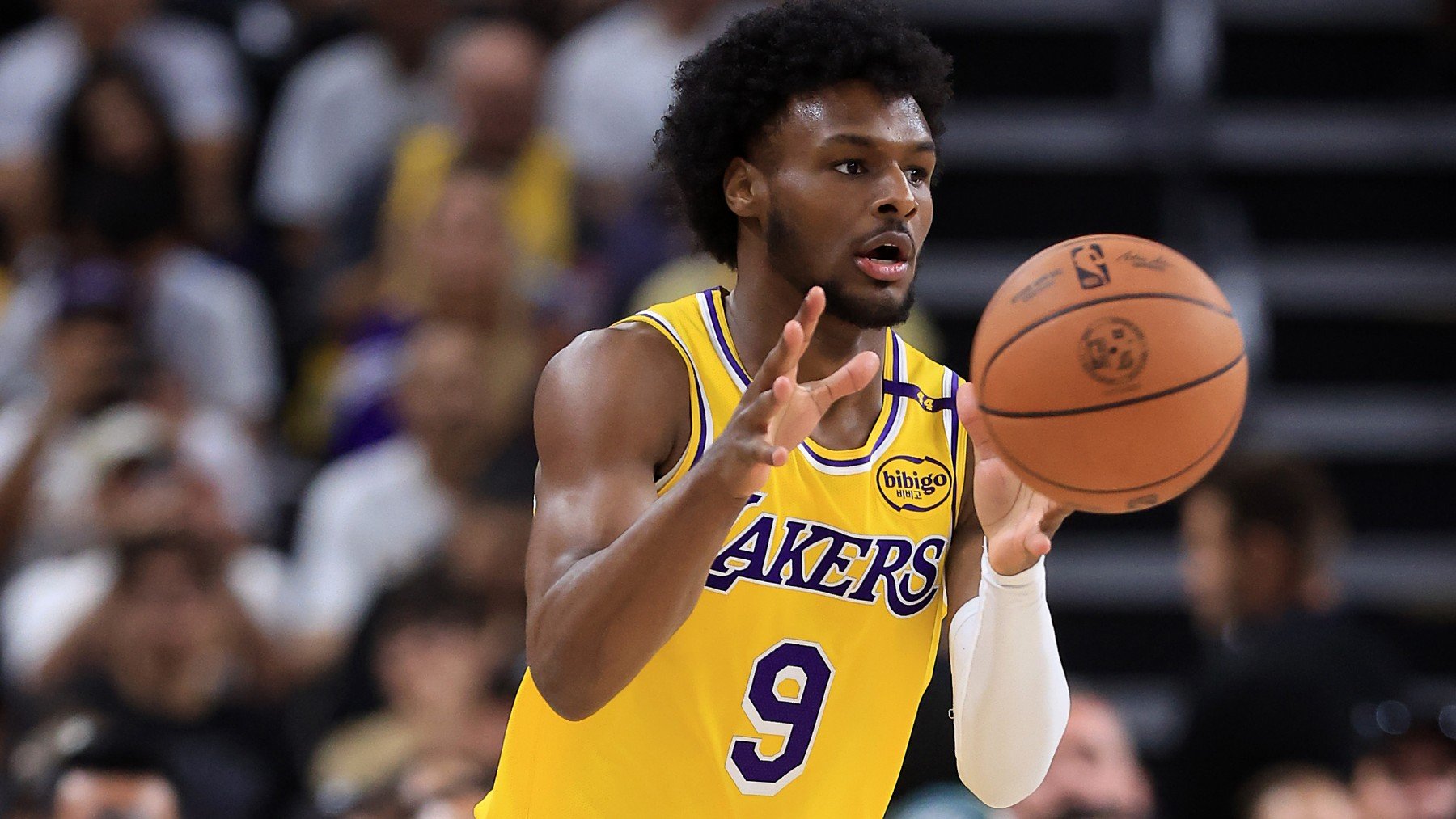 Bronny James en su debut con Los Angeles Lakers en la pretemporada de la NBA. (Getty)