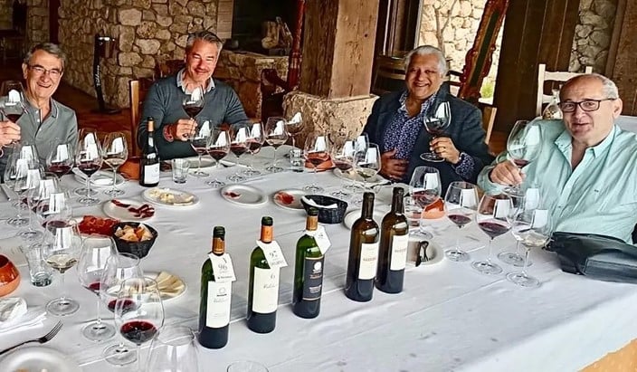 Mauricio Roca, David Krautheim y Nish Pandya junto al primer ‘Master of Wine’ español, Pedro Ballesteros, durante la cata. @Bodegas Valduero