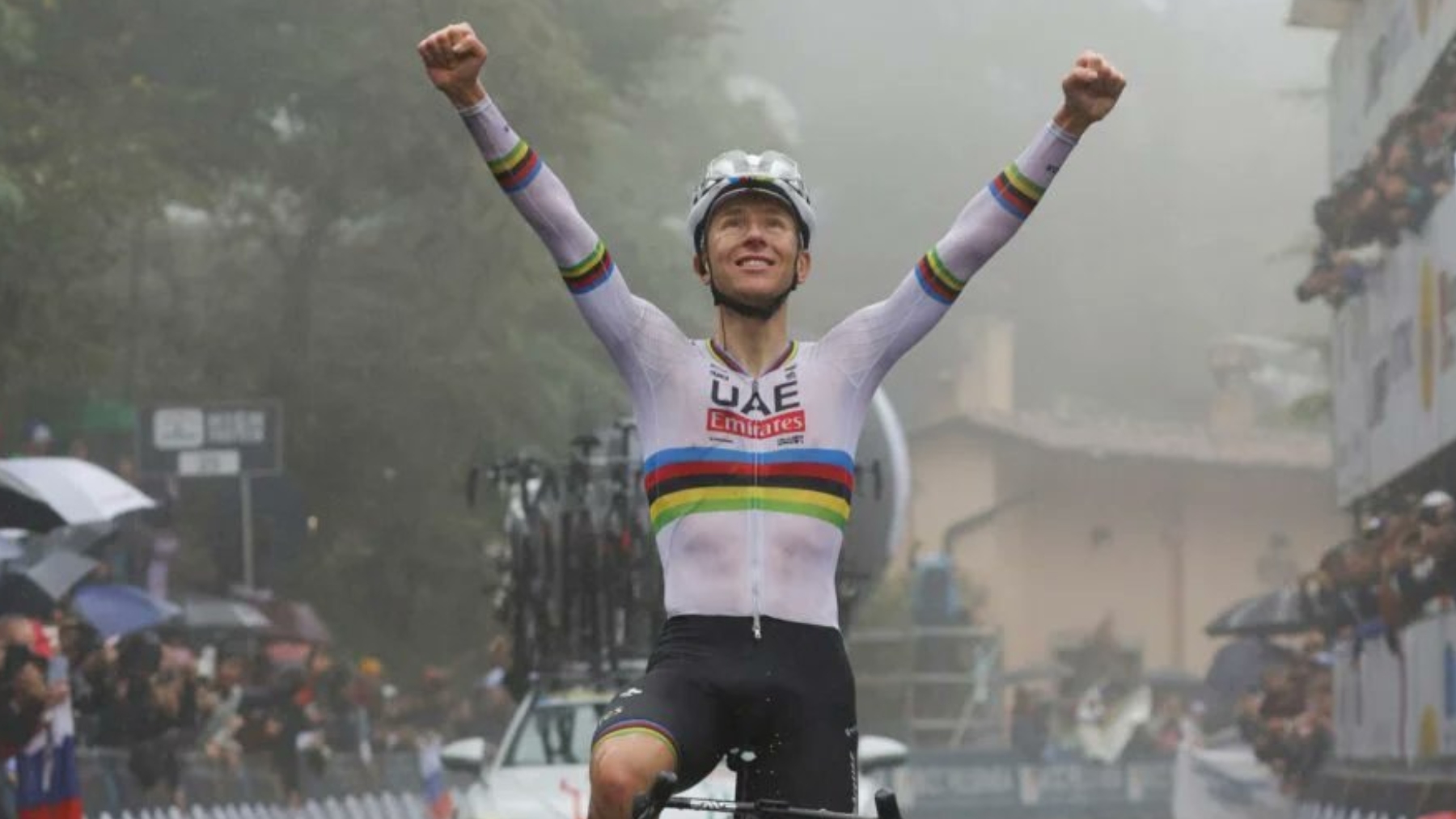 Tadej Pogacar celebra su victoria en el Giro de Emilia.