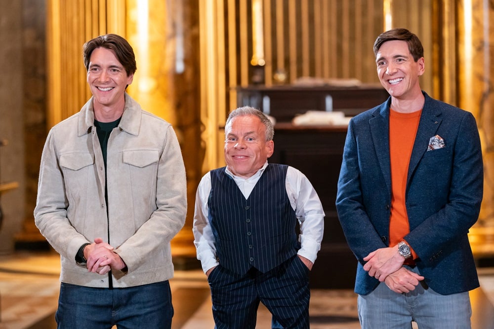 James y Oliver Phelps con Warwick Davis en ‘Harry Potter Maestros Pasteleros’ de Warner Bross Discovery.