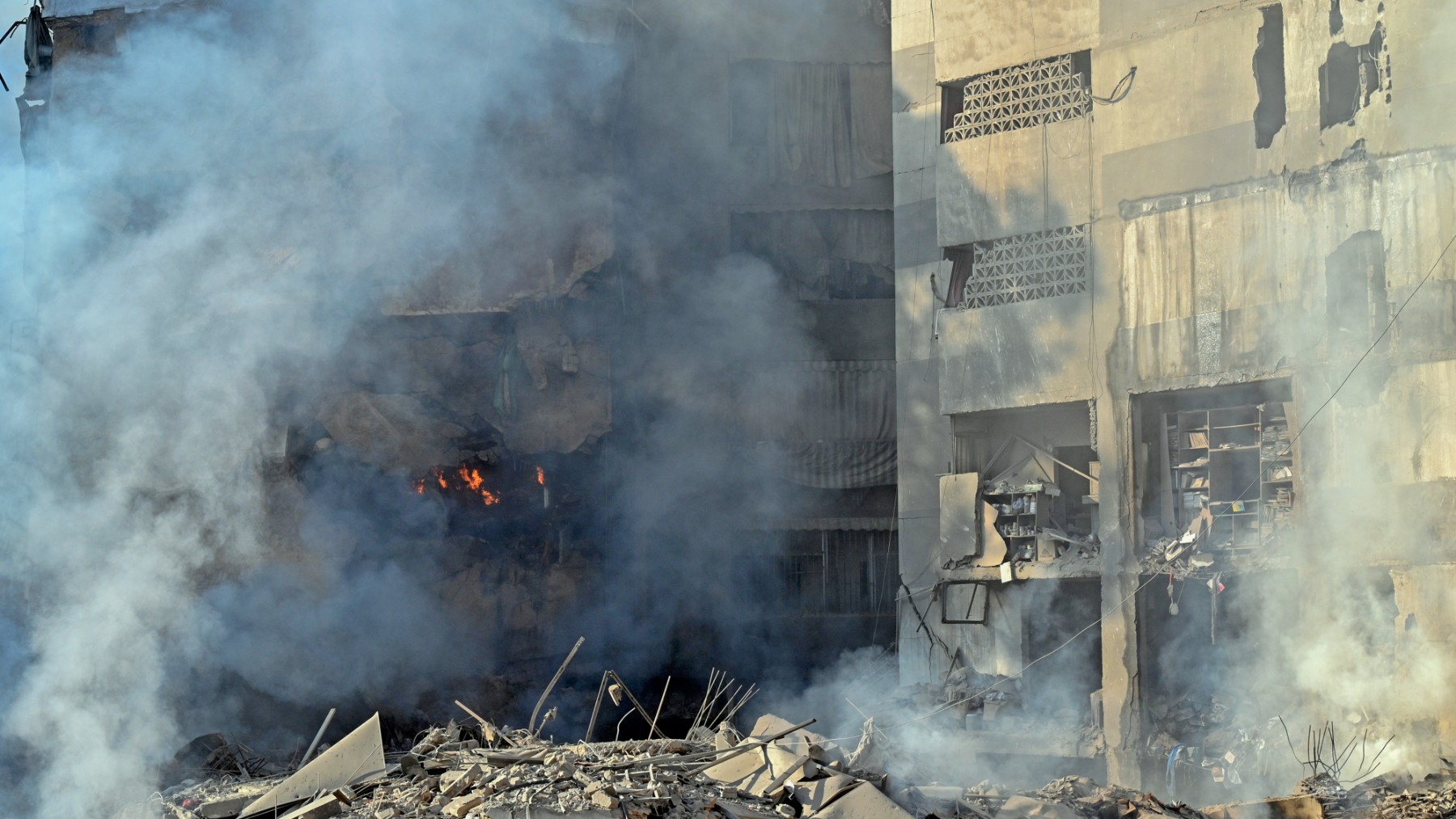 Un edificio dañado tras un ataque aéreo israelí en los suburbios de Beirut.