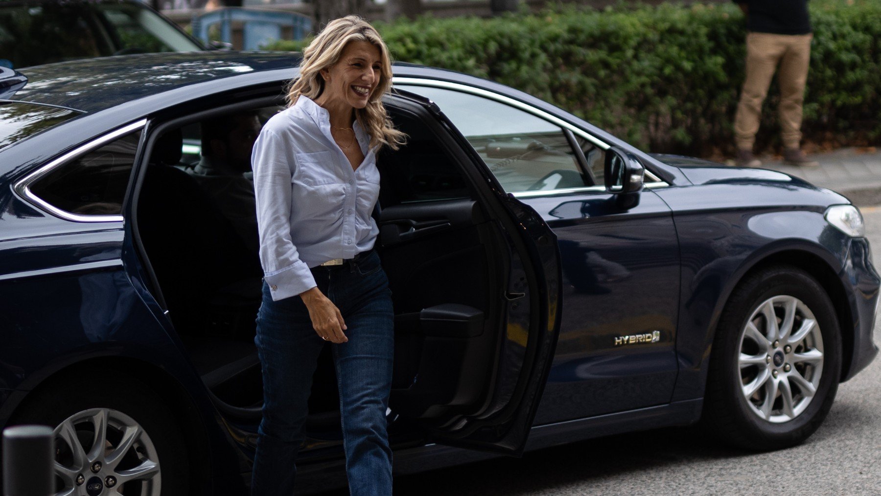 Yolanda Díaz con su coche oficial. (Foto: EP)