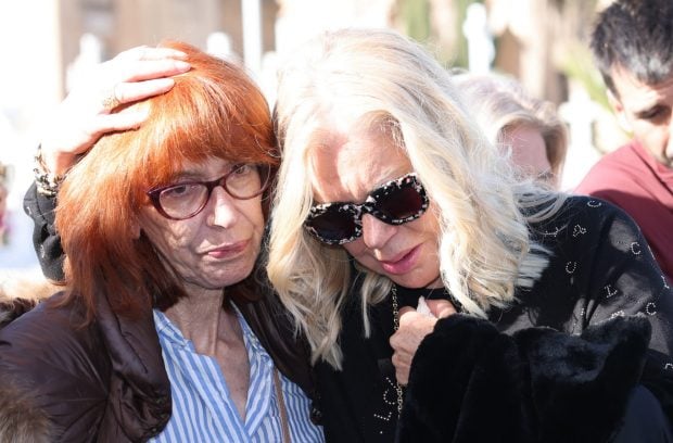 Bárbara Rey con su hermana en un funeral