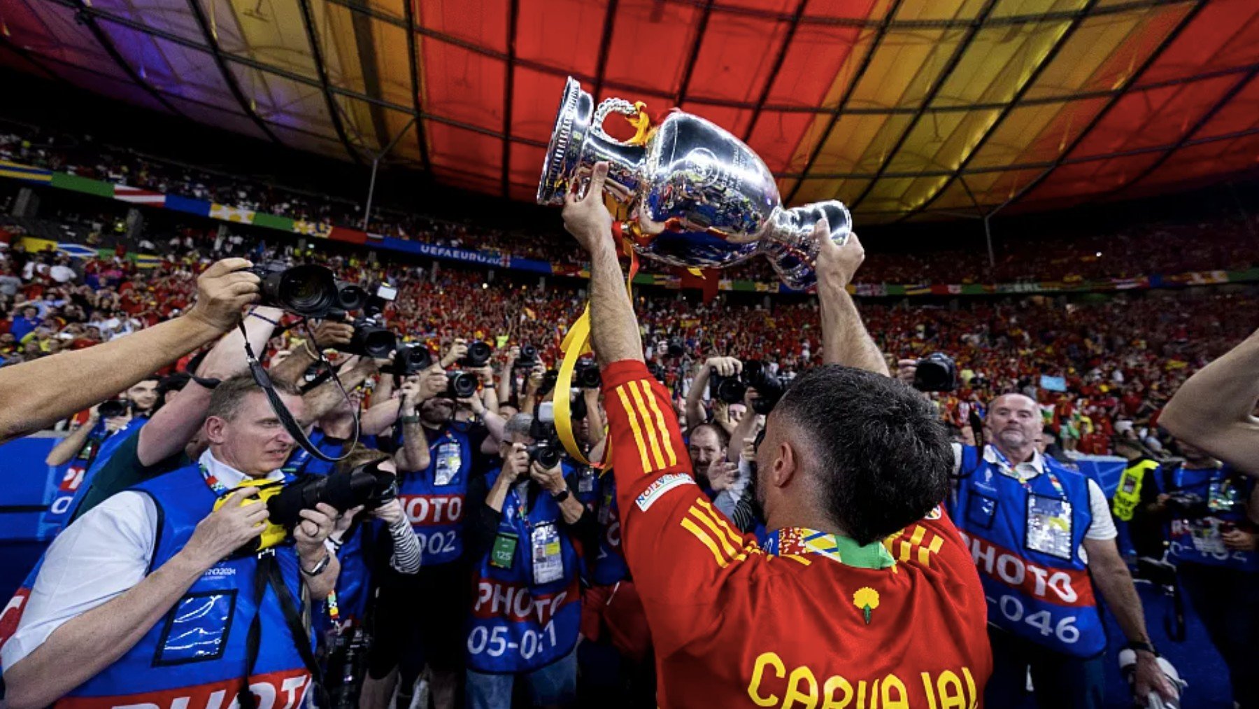 Carvajal con España levantando la Eurocopa. (RFEF)