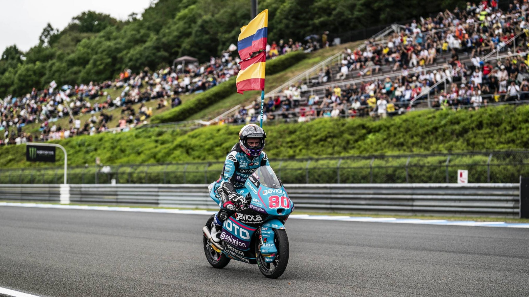 David Alonso celebró su triunfo con las banderas de Colombia y España. (Aspar Team)