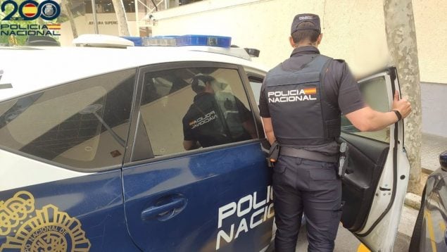 hace pasar por Policía Palma